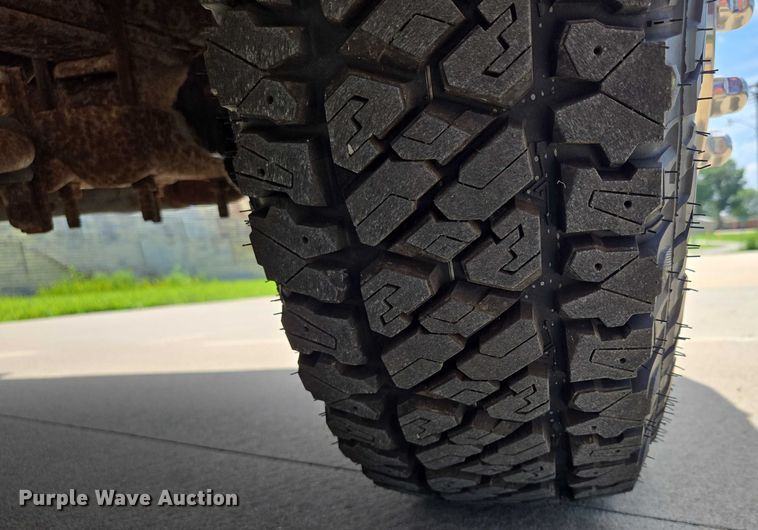 image for item EF1749 2000 Ford F350 Super Duty XLT ambulance