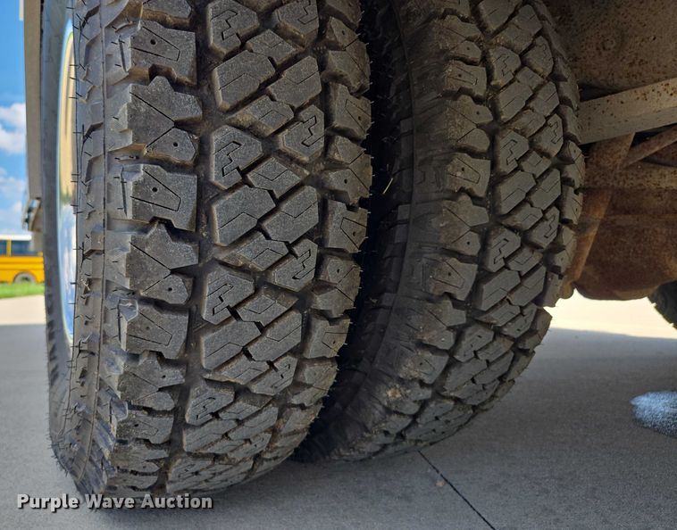 image for item EF1749 2000 Ford F350 Super Duty XLT ambulance