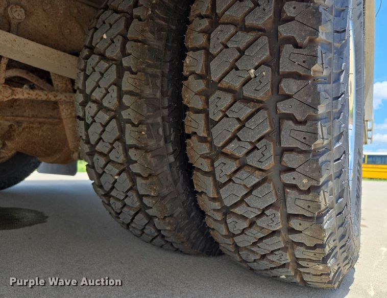 image for item EF1749 2000 Ford F350 Super Duty XLT ambulance