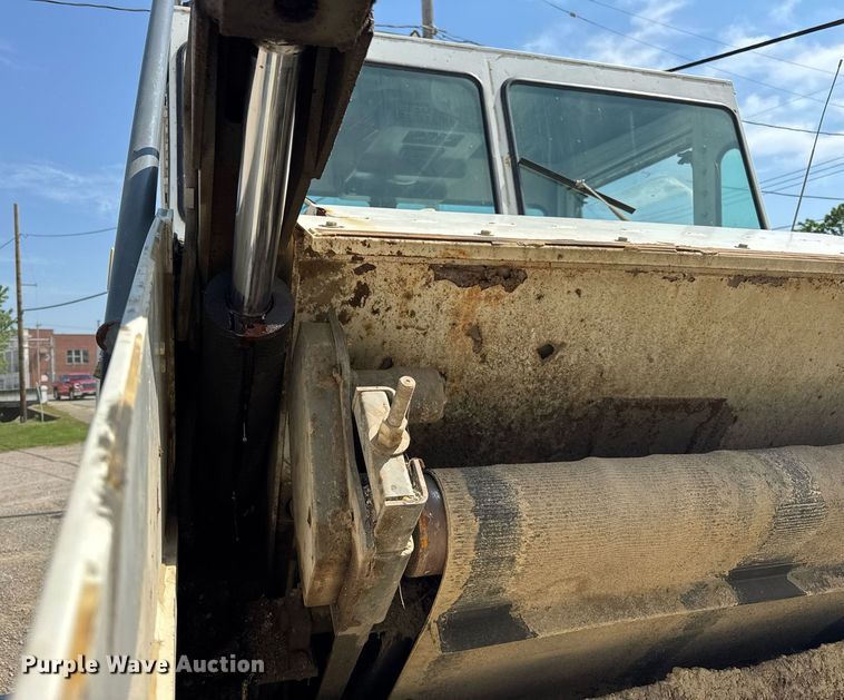 image for item EF2093 2001 Elgin Pelican Series P street sweeper truck