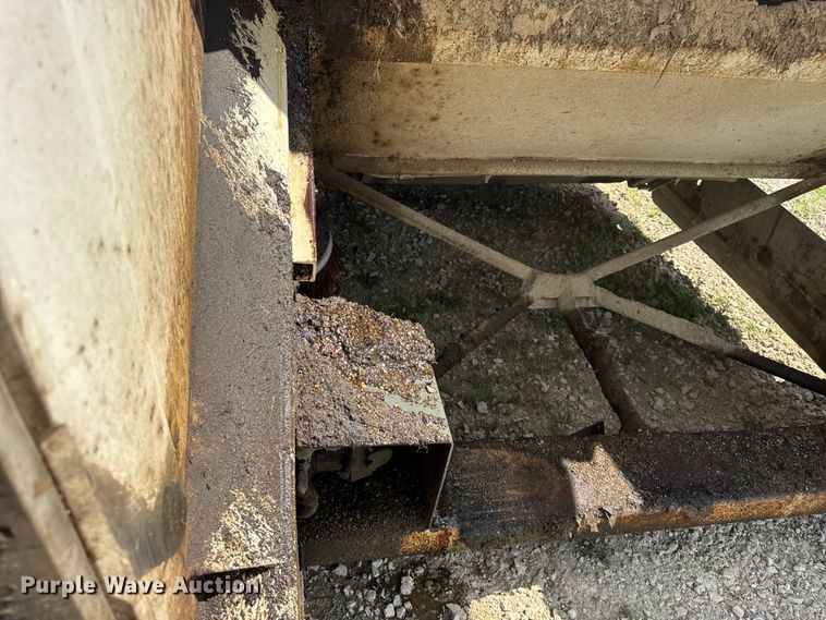 image for item EF2093 2001 Elgin Pelican Series P street sweeper truck