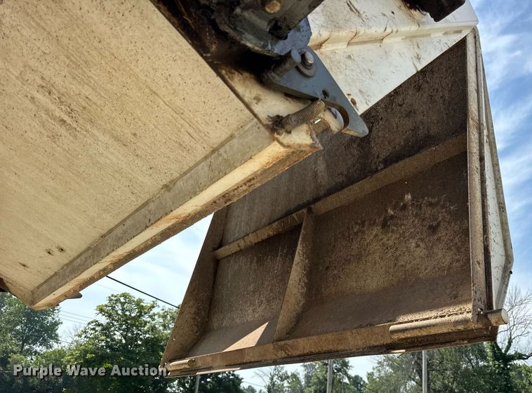 image for item EF2093 2001 Elgin Pelican Series P street sweeper truck