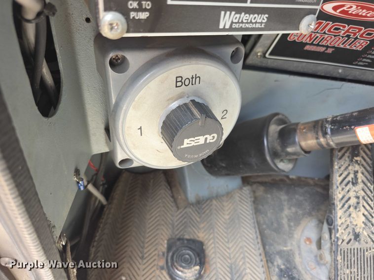 image for item EF3581 1995 Pierce Quantum pumper fire truck