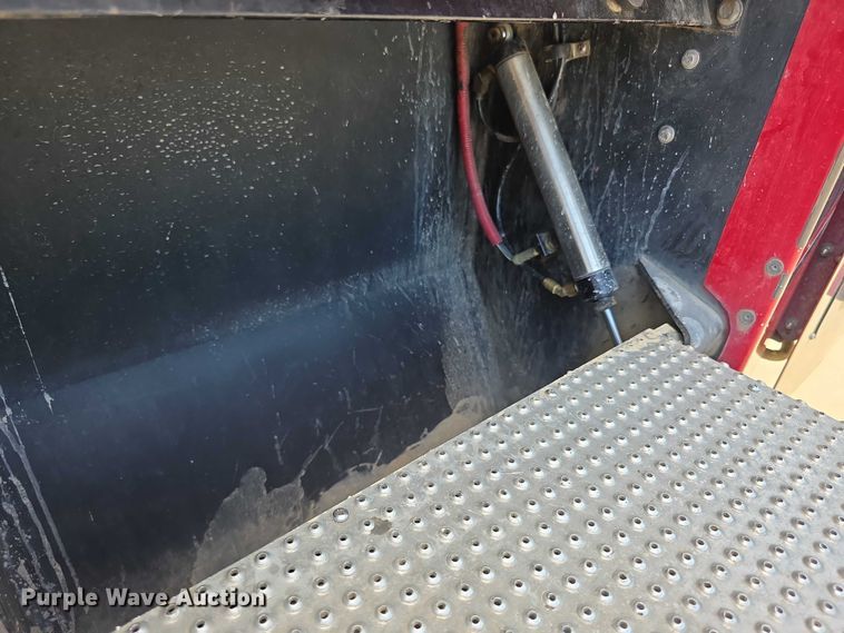 image for item EF3581 1995 Pierce Quantum pumper fire truck