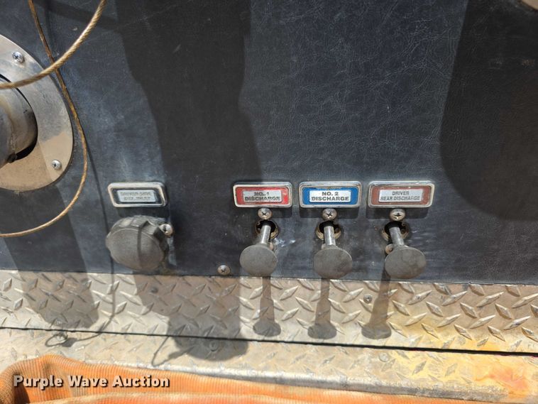 image for item EF3581 1995 Pierce Quantum pumper fire truck