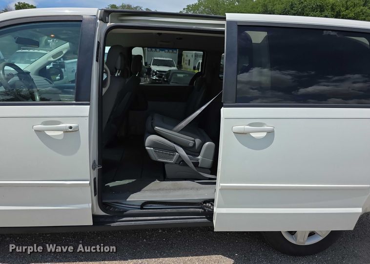 image for item EF3589 2010 Dodge Grand Caravan SE van