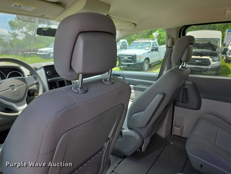 image for item EF3589 2010 Dodge Grand Caravan SE van