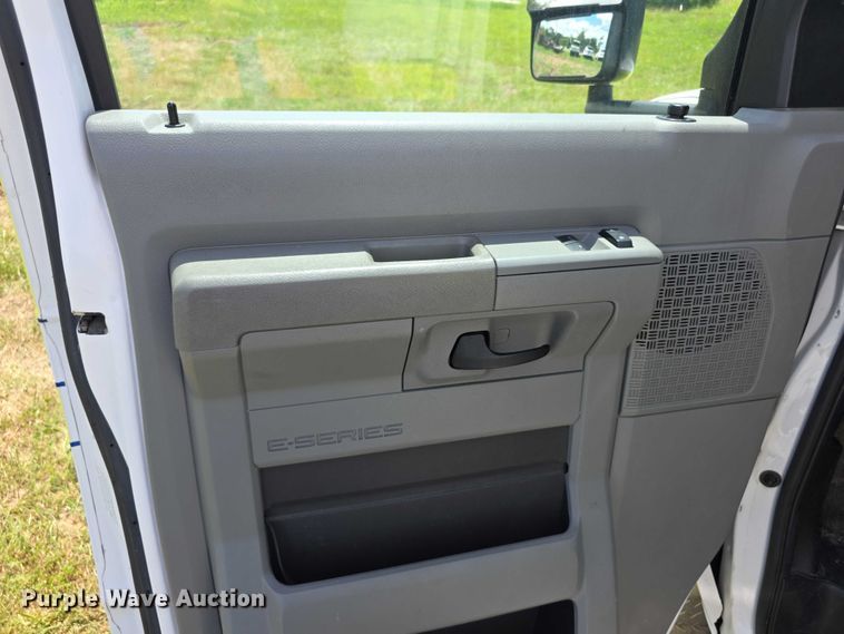 image for item EF3590 2013 Ford E450 ambulance