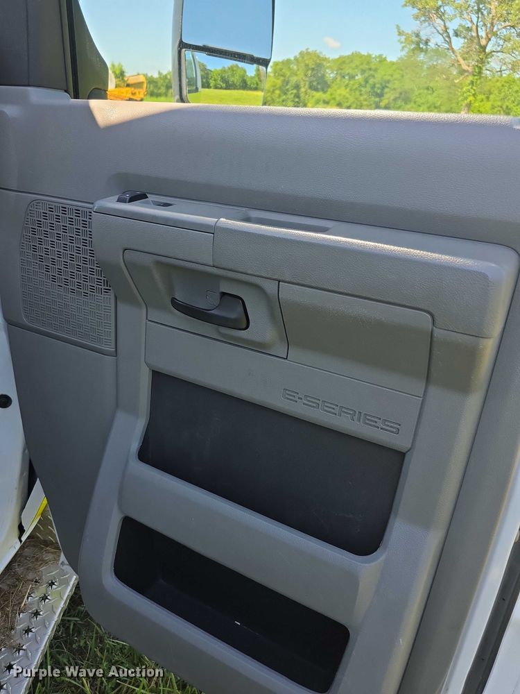 image for item EF3590 2013 Ford E450 ambulance