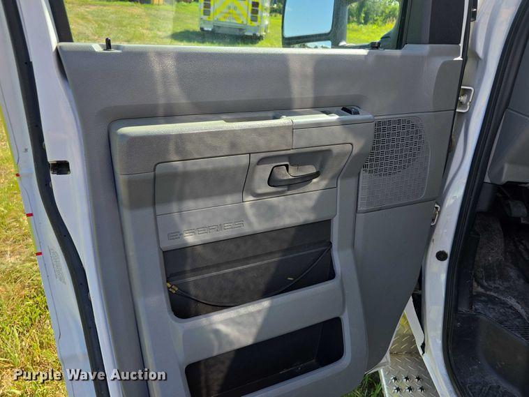 image for item EF3592 2015 Ford E450 ambulance