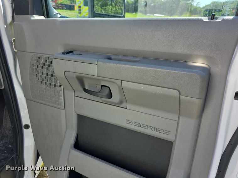 image for item EF3592 2015 Ford E450 ambulance