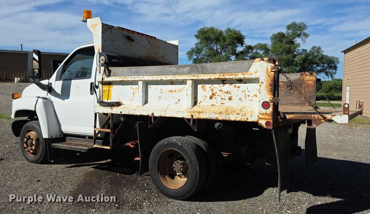 image for item EF3670 2004 GMC C5500 dump truck