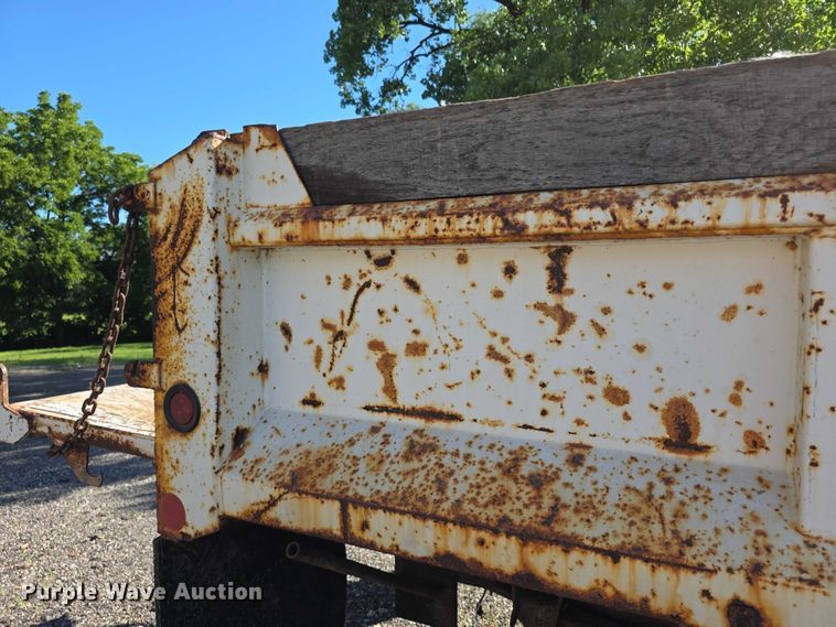 image for item EF3670 2004 GMC C5500 dump truck