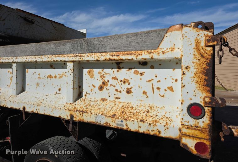 image for item EF3670 2004 GMC C5500 dump truck