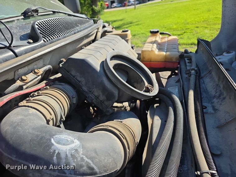 image for item EF3670 2004 GMC C5500 dump truck