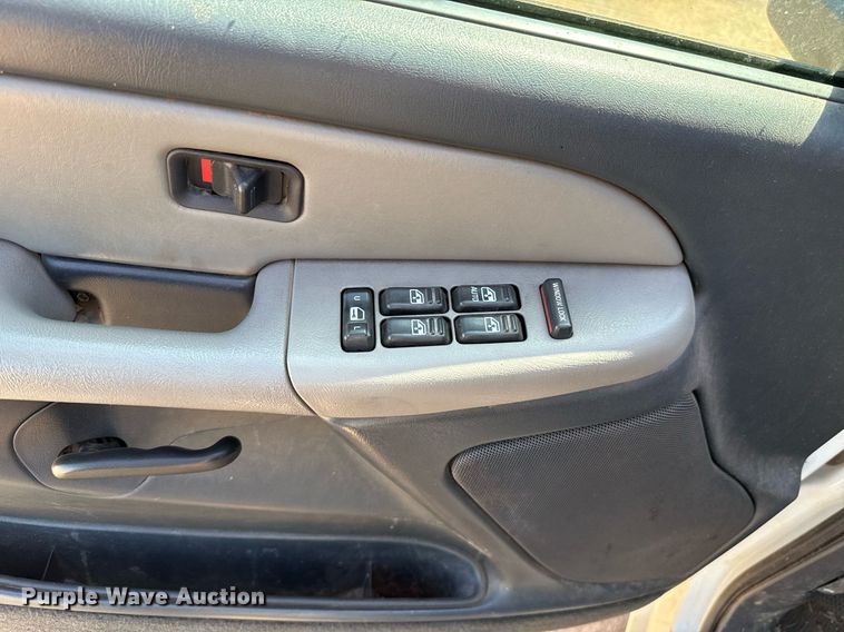 image for item EJ4719 2001 Chevrolet Suburban C1500 SUV