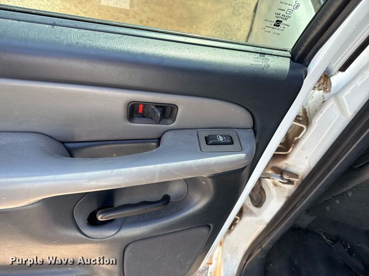 image for item EJ4719 2001 Chevrolet Suburban C1500 SUV