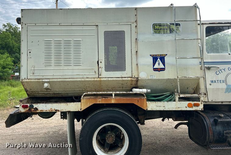 image for item EK8263 1978 Ford 800 sewer jetter truck