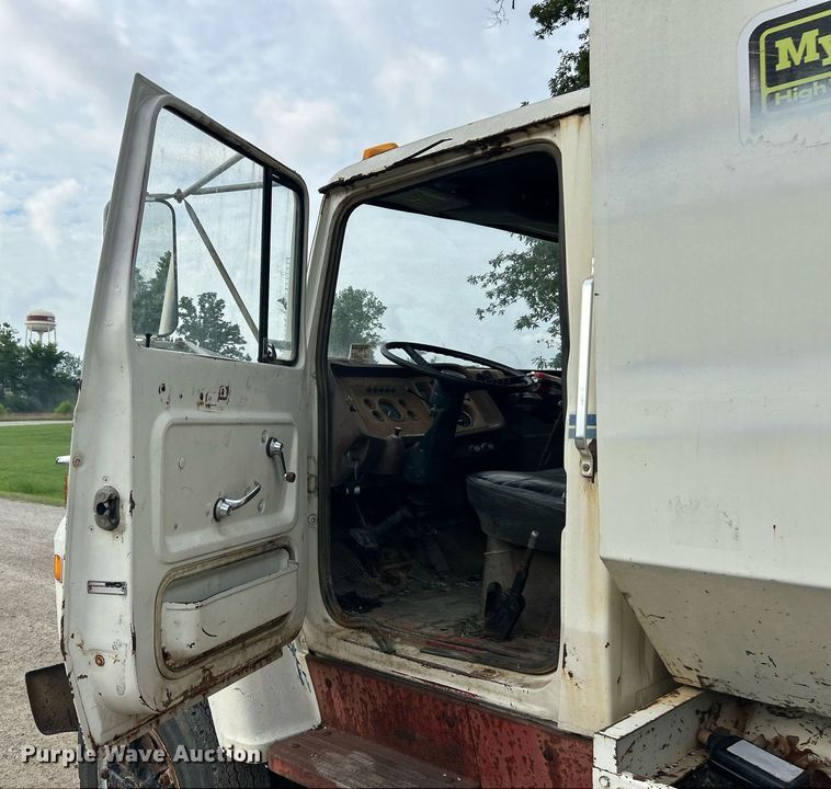 image for item EK8263 1978 Ford 800 sewer jetter truck