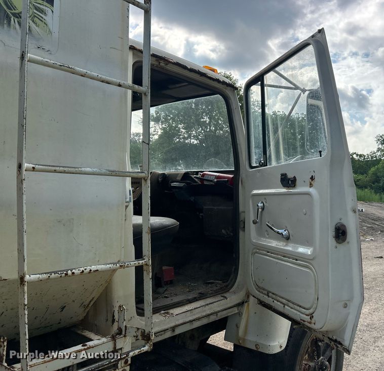 image for item EK8263 1978 Ford 800 sewer jetter truck