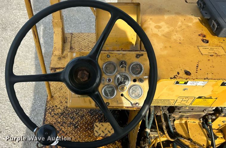 image for item EK8326 1987 Caterpiller PS-130 pneumatic roller