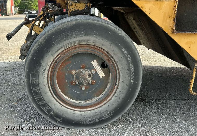 image for item EK8326 1987 Caterpiller PS-130 pneumatic roller