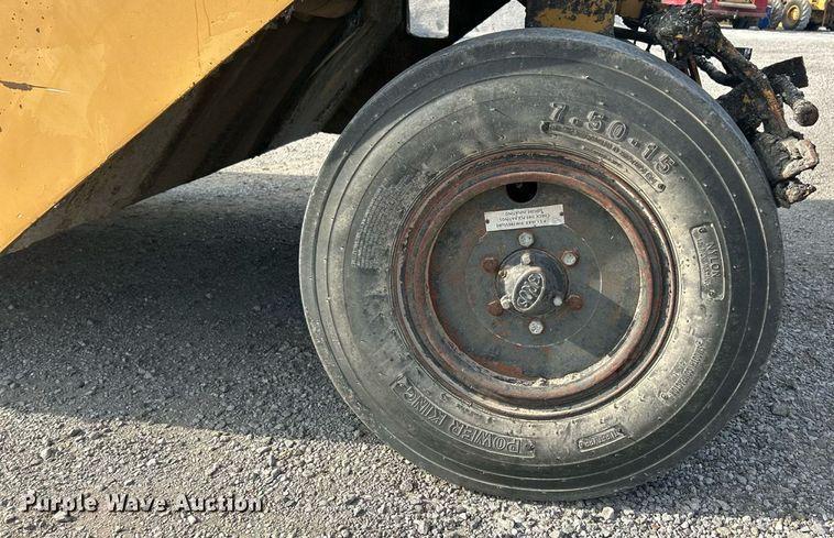 image for item EK8326 1987 Caterpiller PS-130 pneumatic roller