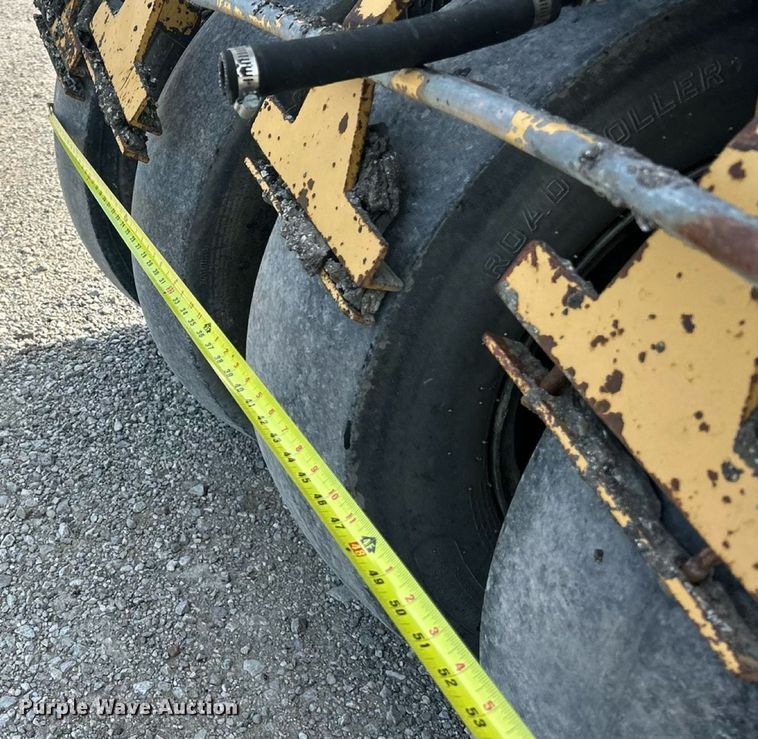 image for item EK8326 1987 Caterpiller PS-130 pneumatic roller