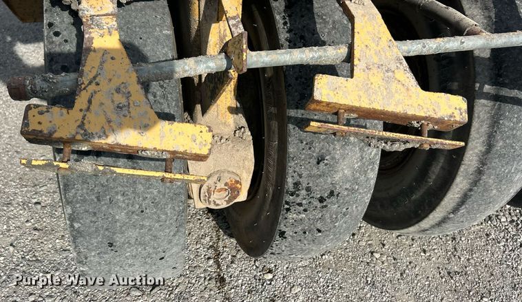 image for item EK8326 1987 Caterpiller PS-130 pneumatic roller