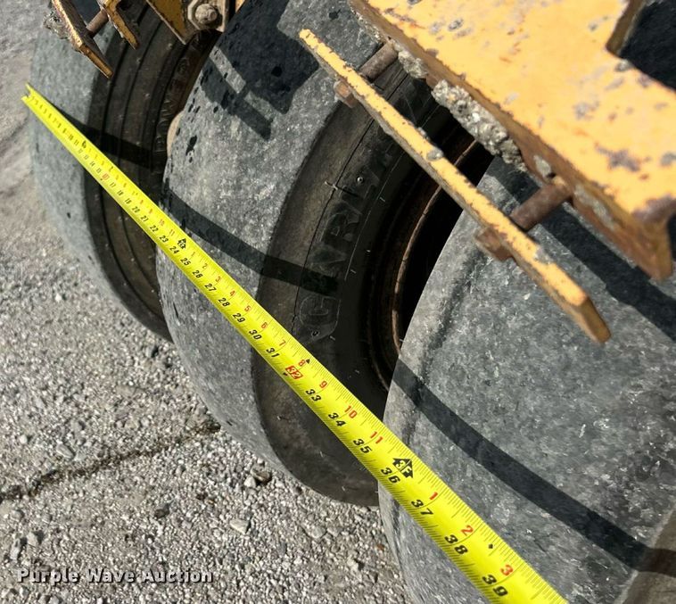 image for item EK8326 1987 Caterpiller PS-130 pneumatic roller