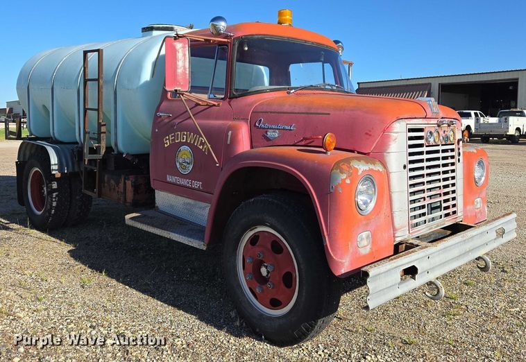 image for item EN8208 International 1600 tank truck