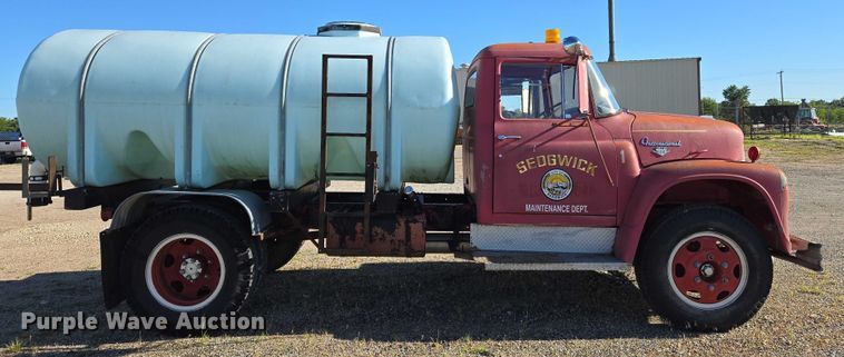 image for item EN8208 International 1600 tank truck