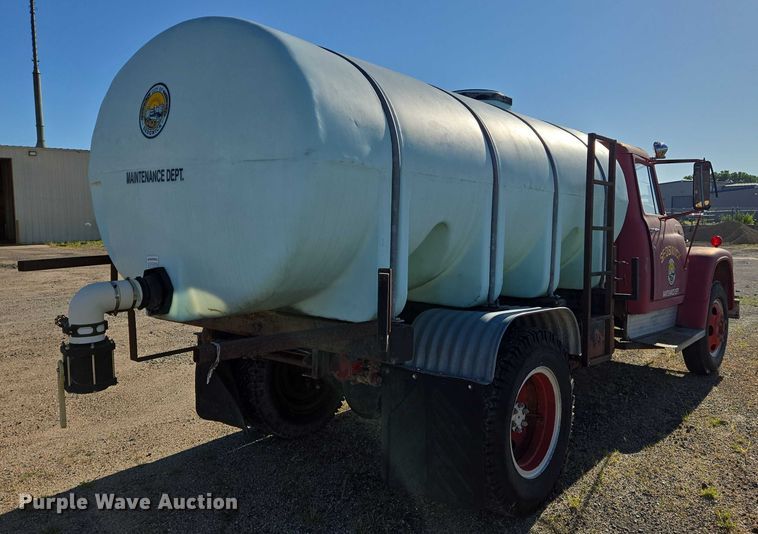 image for item EN8208 International 1600 tank truck