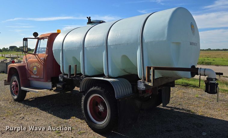 image for item EN8208 International 1600 tank truck