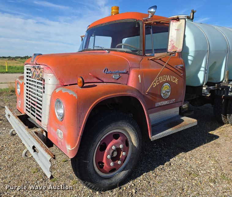 image for item EN8208 International 1600 tank truck