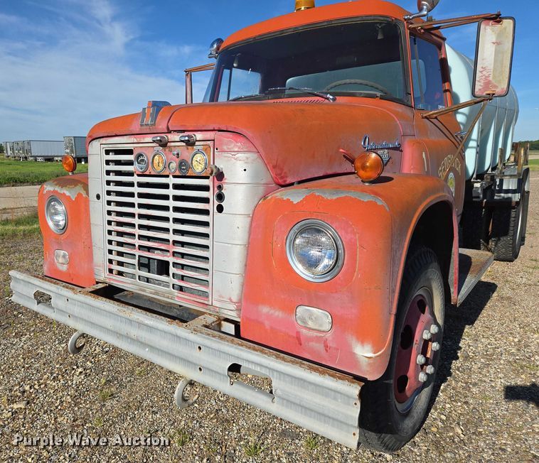 image for item EN8208 International 1600 tank truck