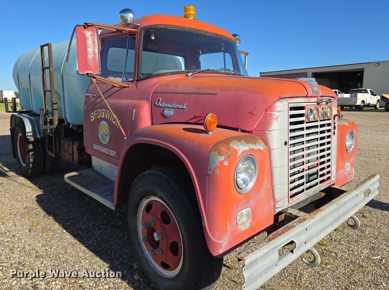 image for item EN8208 International 1600 tank truck