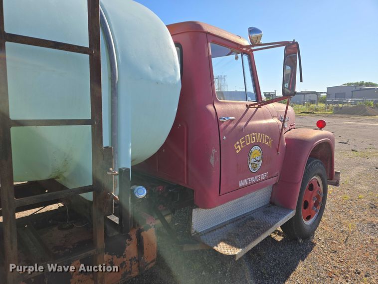 image for item EN8208 International 1600 tank truck