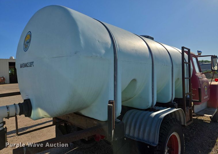 image for item EN8208 International 1600 tank truck