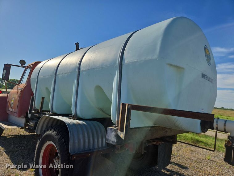 image for item EN8208 International 1600 tank truck