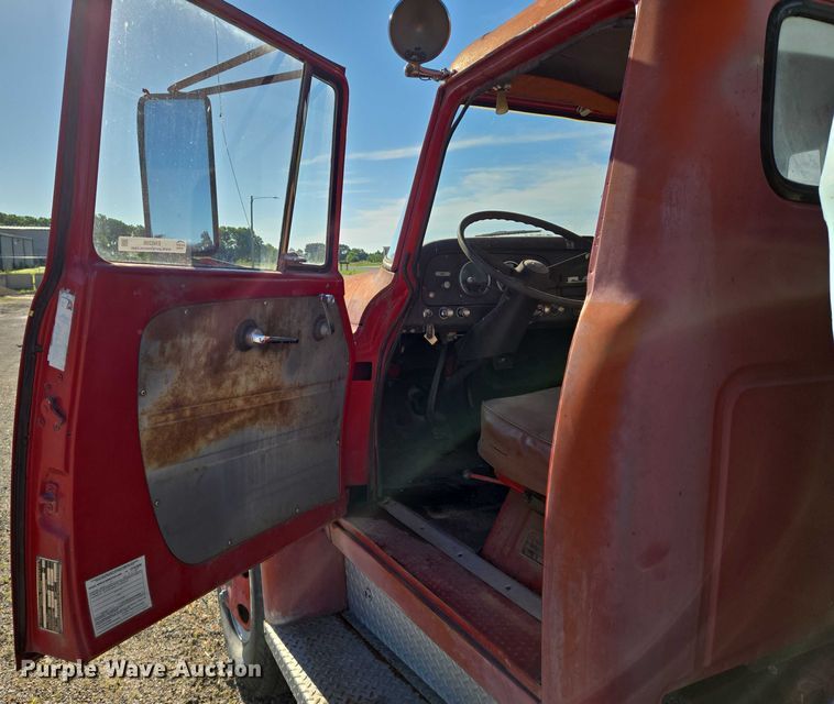 image for item EN8208 International 1600 tank truck