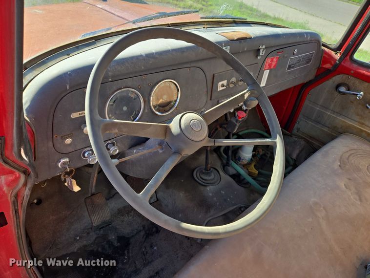 image for item EN8208 International 1600 tank truck