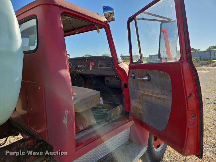 image for item EN8208 International 1600 tank truck