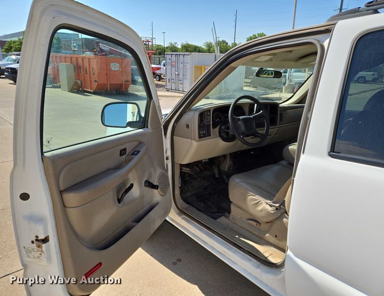 image for item EN8230 2001 Chevrolet  Suburban K2500 SUV