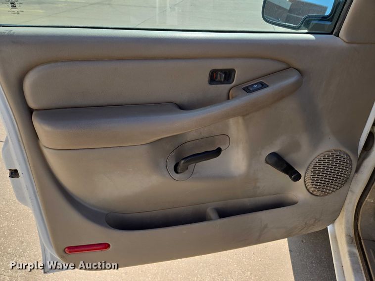 image for item EN8230 2001 Chevrolet  Suburban K2500 SUV