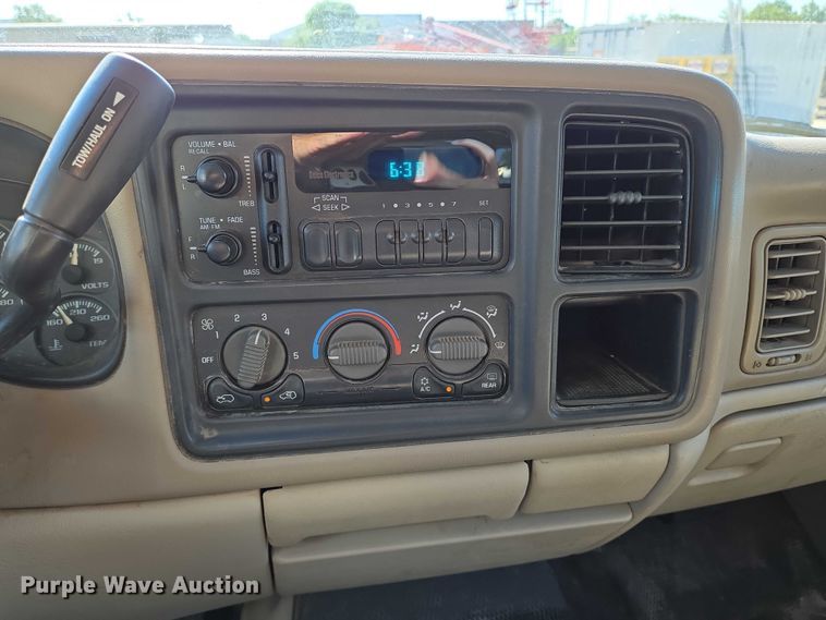 image for item EN8230 2001 Chevrolet  Suburban K2500 SUV