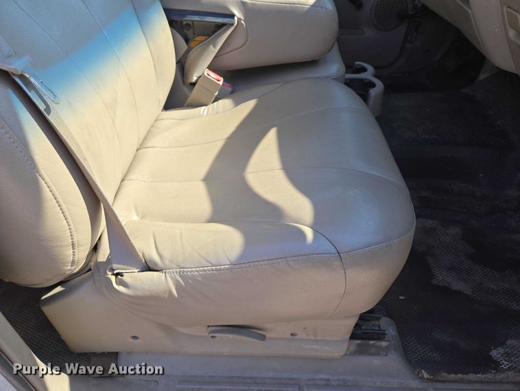 image for item EN8230 2001 Chevrolet  Suburban K2500 SUV