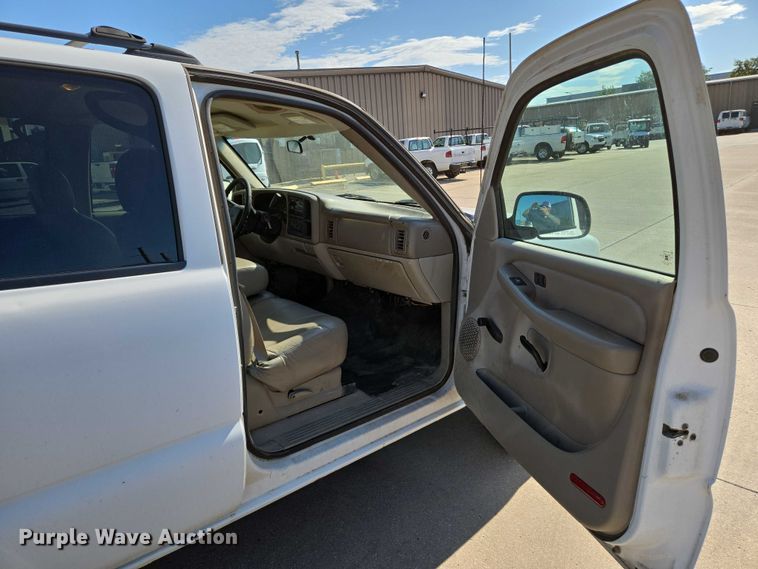 image for item EN8230 2001 Chevrolet  Suburban K2500 SUV