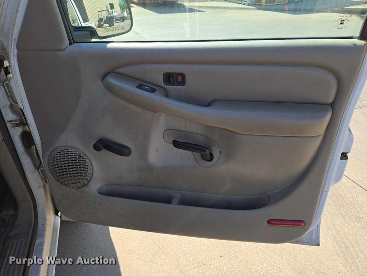 image for item EN8230 2001 Chevrolet  Suburban K2500 SUV