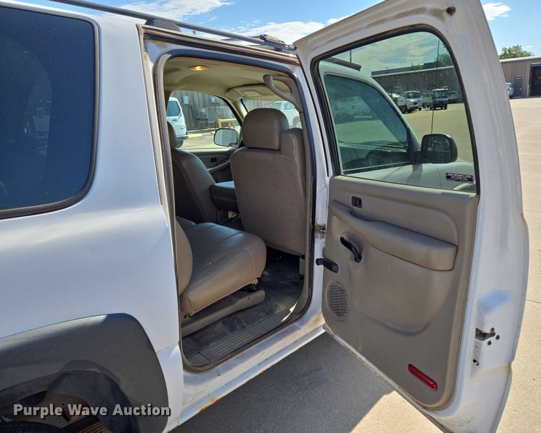 image for item EN8230 2001 Chevrolet  Suburban K2500 SUV